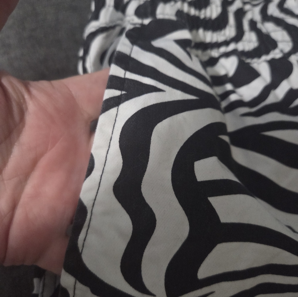 Zebra Print Short Sleeve Romper - Picture 4 of 9